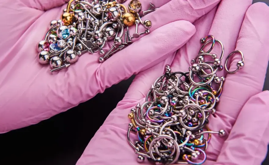 Piercing tytan czy stal chirurgiczna: który materiał jest bezpieczniejszy?
