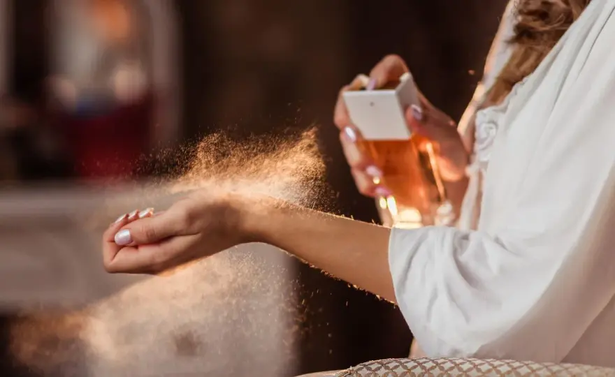 Perfumy uczulają? Objawy, składniki i bezpieczne wybory