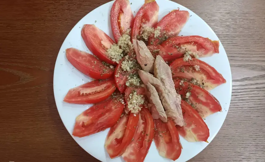Tomate aliñado con melva - cómo acertar con esta tapa marinera