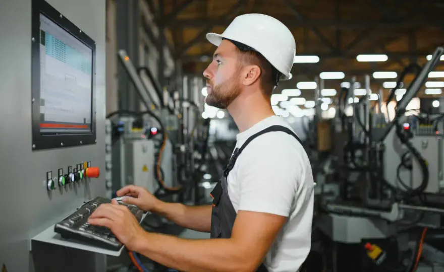 Operator CNC - Praca, szlifowanie, błędy. Czy to dla Ciebie?