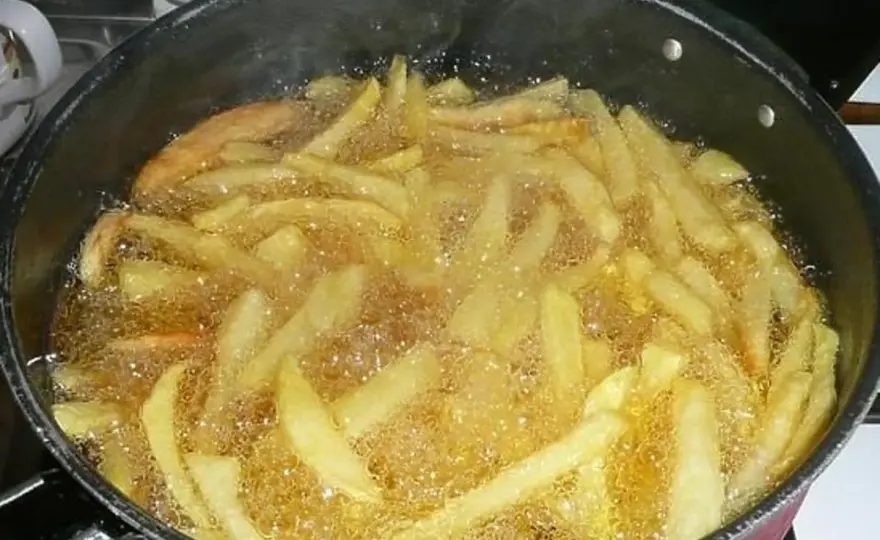 Ile smażyć frytki na głębokim oleju, aby były idealnie chrupkie?
