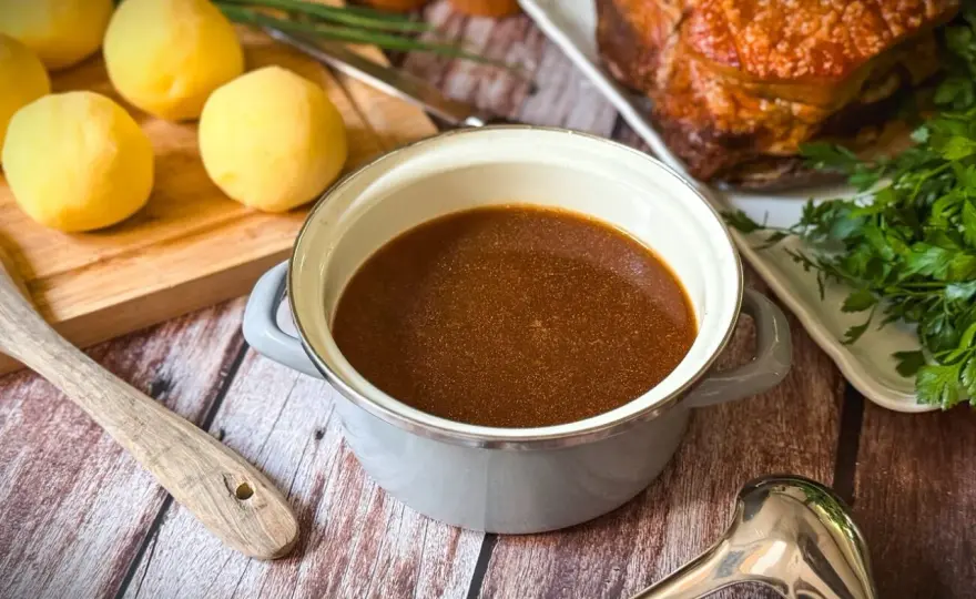 Bratenfond selber machen - So gelingt die perfekte Soße!