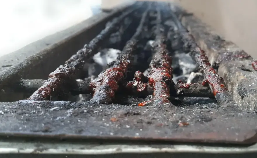 Nettoyer un barbecue au charbon - Le guide complet
