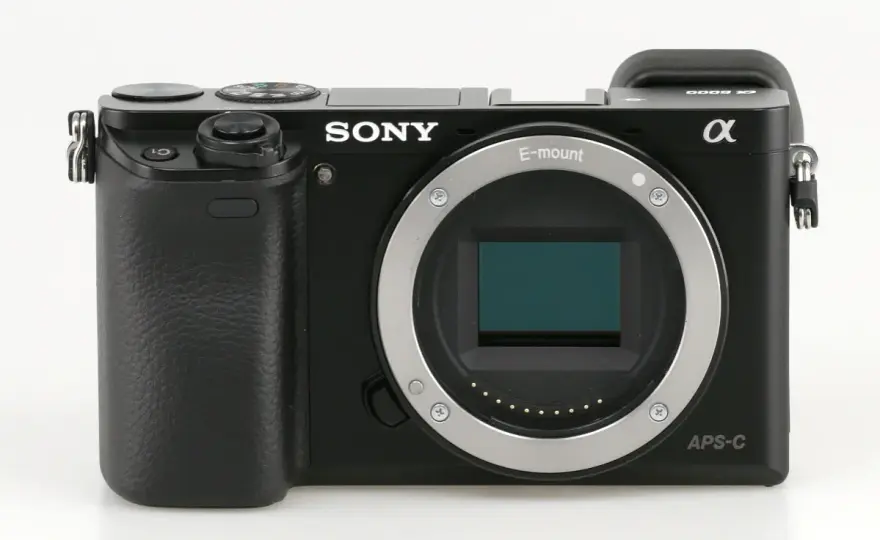 Sony A6000 - Czy ten aparat wciąż ma sens? Test i opinia