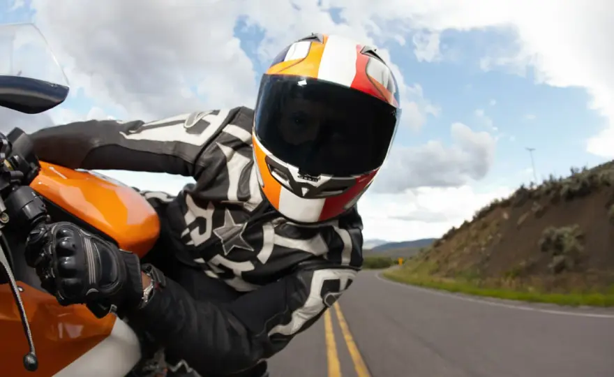 Visera oscura en moto - ¿Legal o multa? Evita sanciones