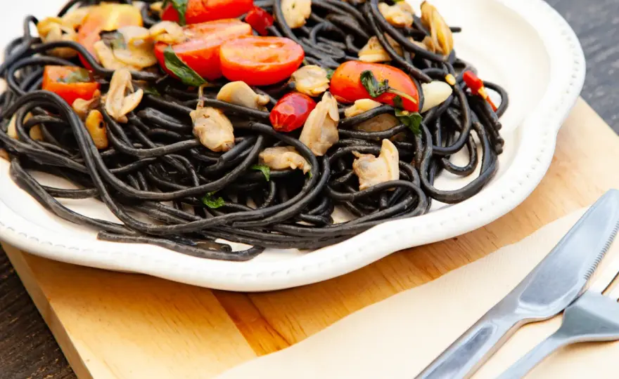 Czarne spaghetti: tajemnice, przepisy i smakowite połączenia z owocami morza