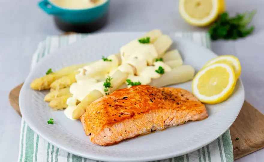 Lachs mit grünem Spargel und Hollandaise - so gelingt es