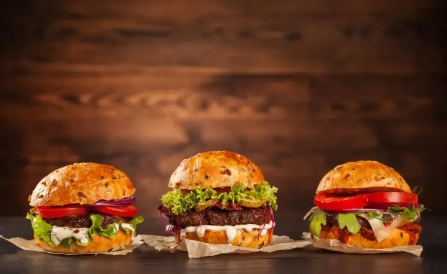 Ile kalorii ma burger wołowy? Zaskakujące różnice w kaloryczności