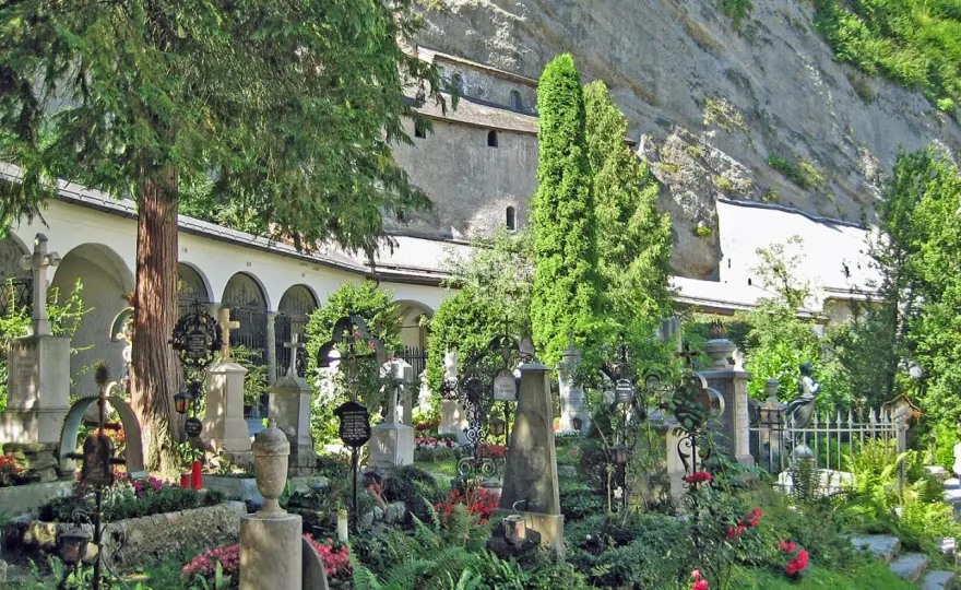 St. Peter Salzburg - Lebendiges Kloster & Geschichte entdecken
