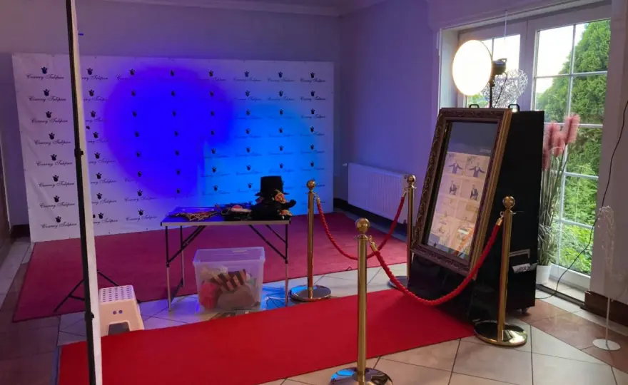 Fotolustro czy fotobudka – które lepsze na imprezę? Porównanie zalet i wad