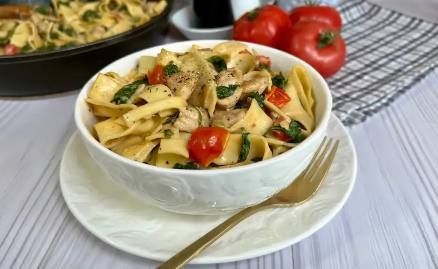 Pyszny przepis na penne z kurczakiem, który zaskoczy Twoich gości