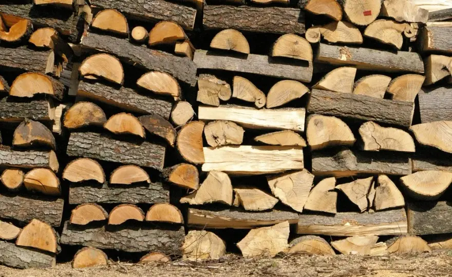 Jaka wilgotność drewna do kominka zapewnia efektywne i bezpieczne spalanie?