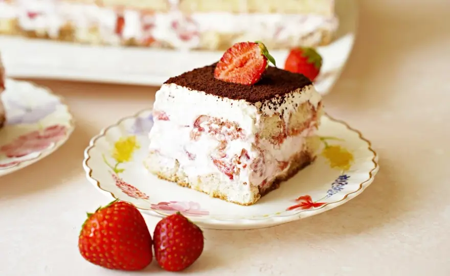 Tiramisu truskawkowe - Idealny przepis bez pieczenia!