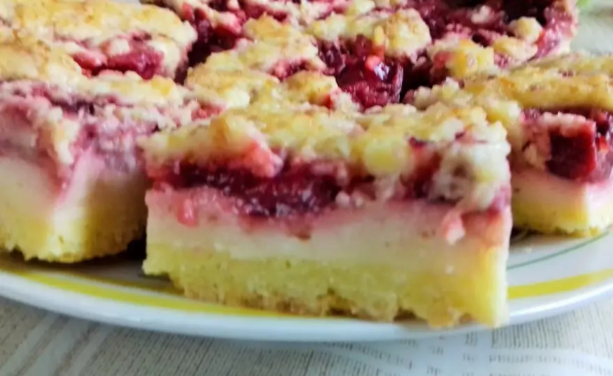 Ciasto z truskawkami i budyniem - prosty przepis na kruchy spód
