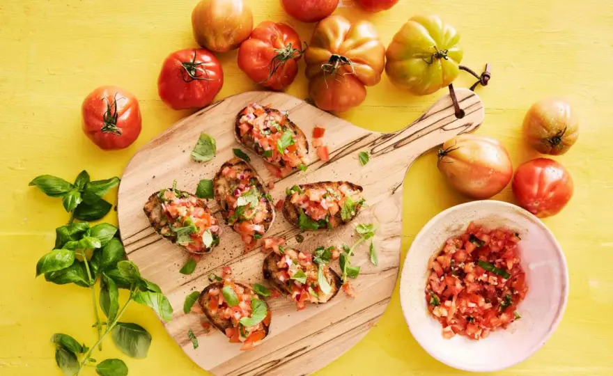 Så gör du bruschetta med tomat och basilika som håller sig krispig