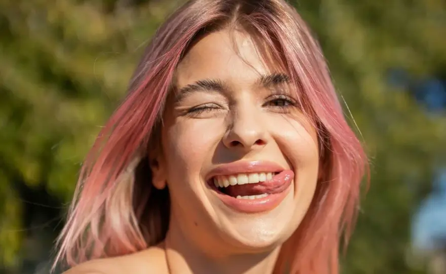 Truskawkowy blond - Komu pasuje i jak go utrzymać?