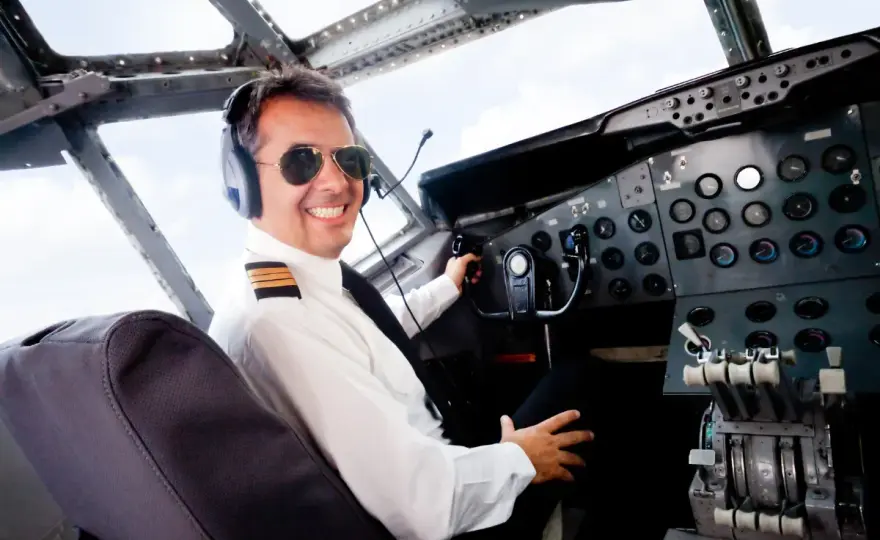 Ile zarabia pilot samolotu? Zarobki i droga do wysokiej pensji