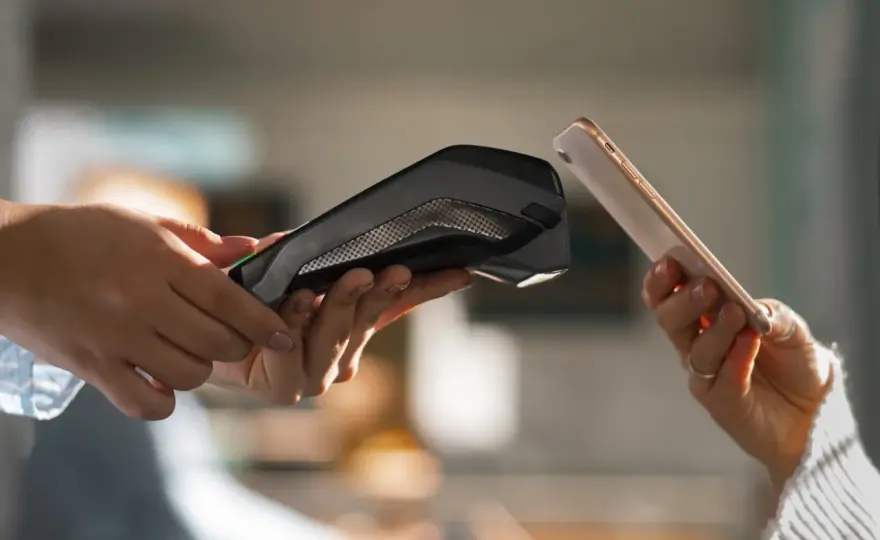 Jak płacić telefonem? Poradnik dla Androida i iPhone'a