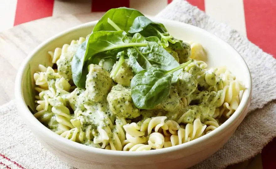 Makaron z pesto i kurczakiem - Idealny obiad w 15 minut?