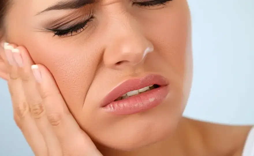 Ból dziąseł? Domowe sposoby, apteka i kiedy do dentysty