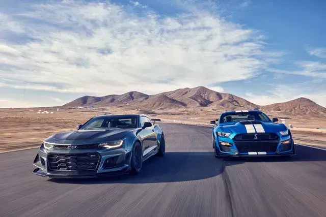 Camaro czy Mustang: wielkie porównanie legend motoryzacji i test osiągów