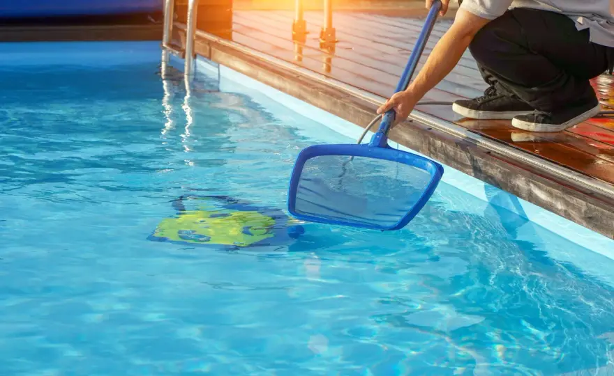 Pool reinigen - So bleibt das Wasser klar