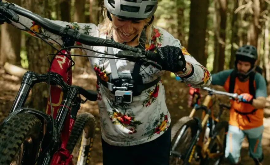 Kamera sportowa na kask - Jak zamontować i uzyskać stabilny obraz?