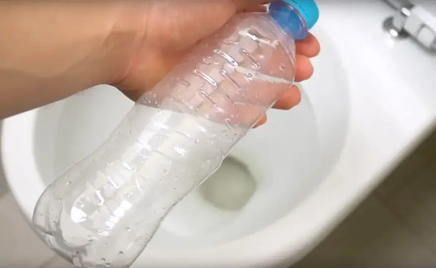 Jak wyczyścić plastikową butelkę z osadu? Domowe sposoby