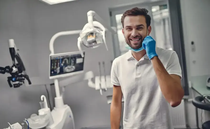 Ile trwa plombowanie zęba? Prawda o czasie wizyty u dentysty