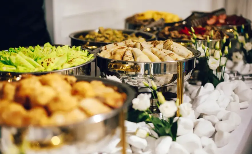 Ile kosztuje catering na 60 osób? Poznaj ukryte koszty i opcje