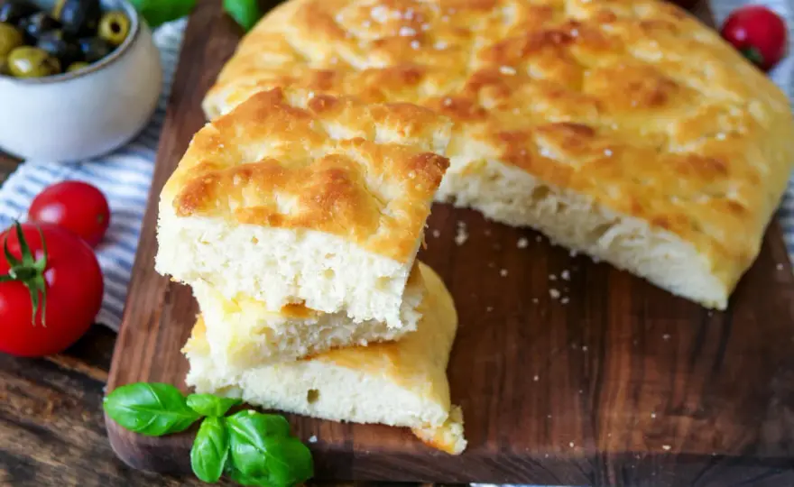 Focaccia backen - So gelingt sie perfekt & knusprig