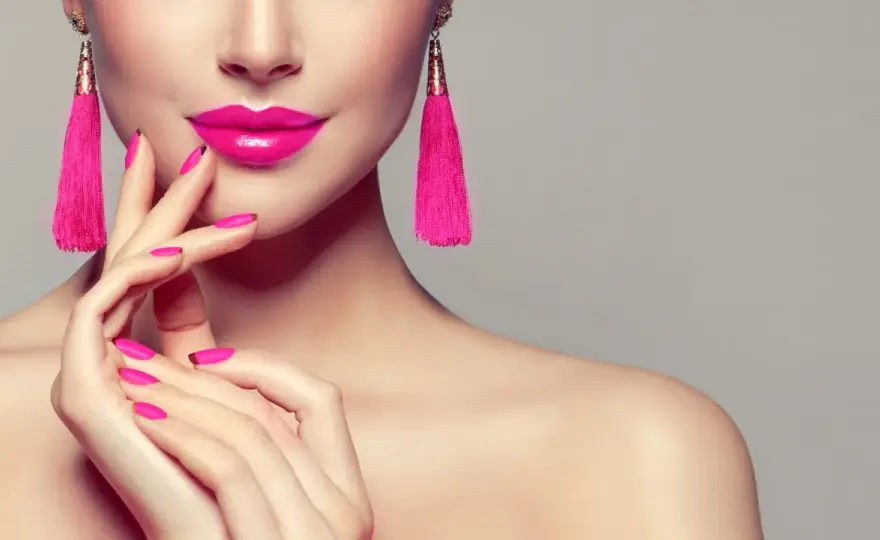 Paznokcie do fuksjowej sukienki - Jak dobrać idealny manicure?