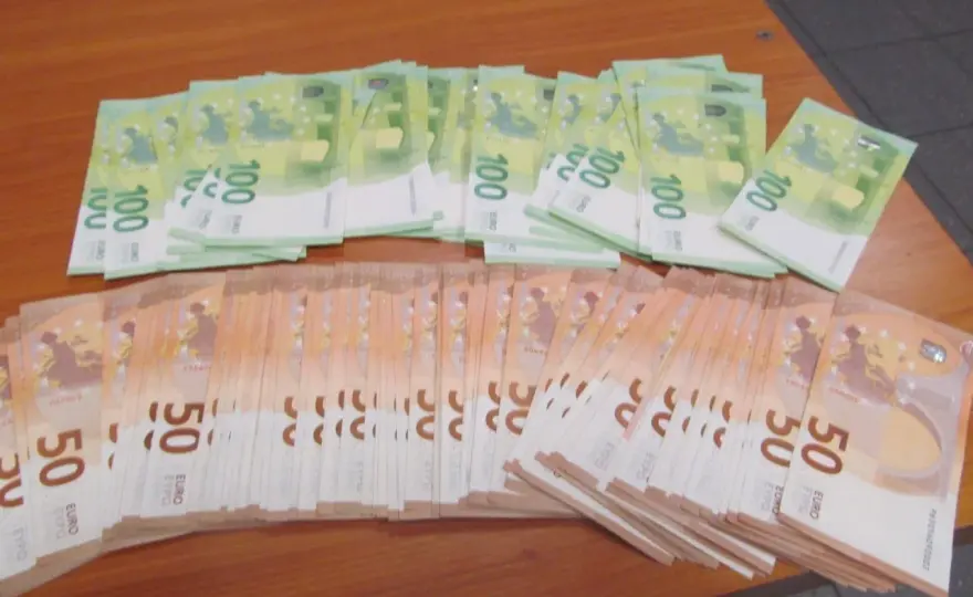 Przewóz gotówki samolotem: Limit 10 000 euro i zasady zgłoszenia