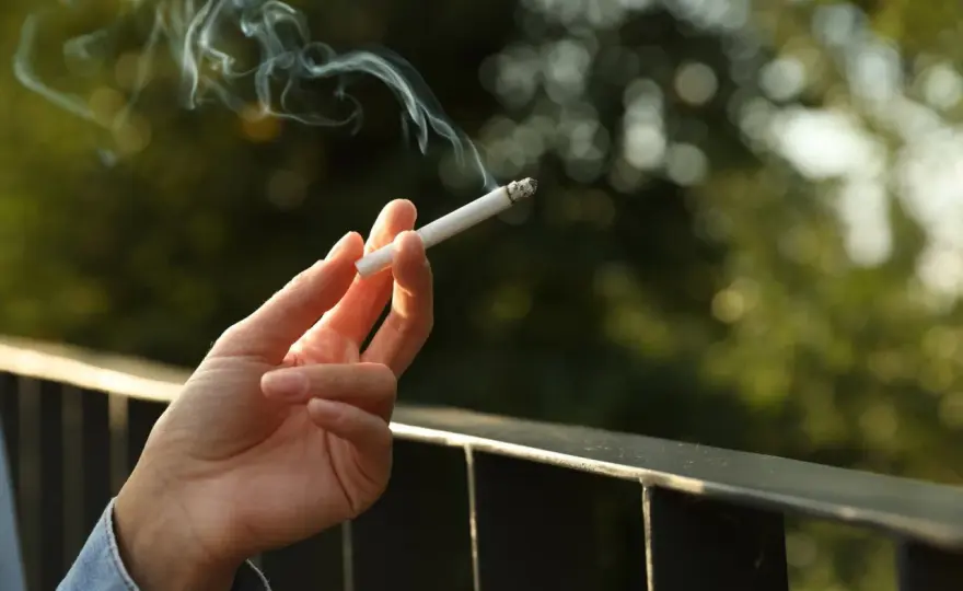 Palenie na balkonie: Zakaz czy wolność? Prawo i immisje