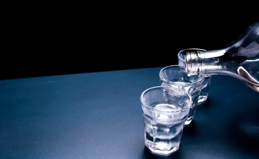 Dlaczego ciepła wódka jest zła? Nauka wyjaśnia smak i skutki