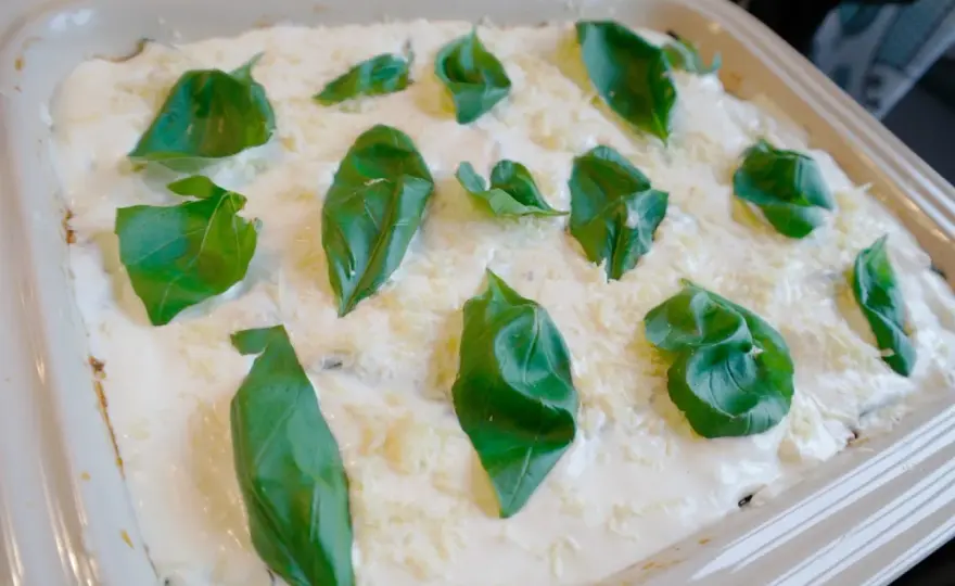 Grön lasagne med zucchini och fetaost som håller ihop