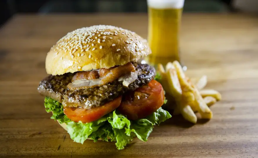 Co to jest hamburger? Definicja, historia i sekret idealnej kanapki