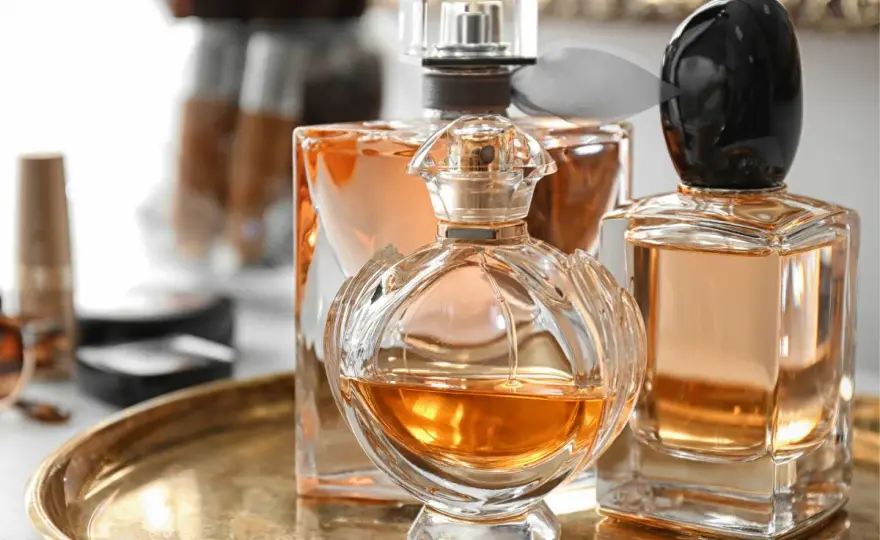 Perfumy do samolotu - jak wybrać i bezpiecznie przewozić?