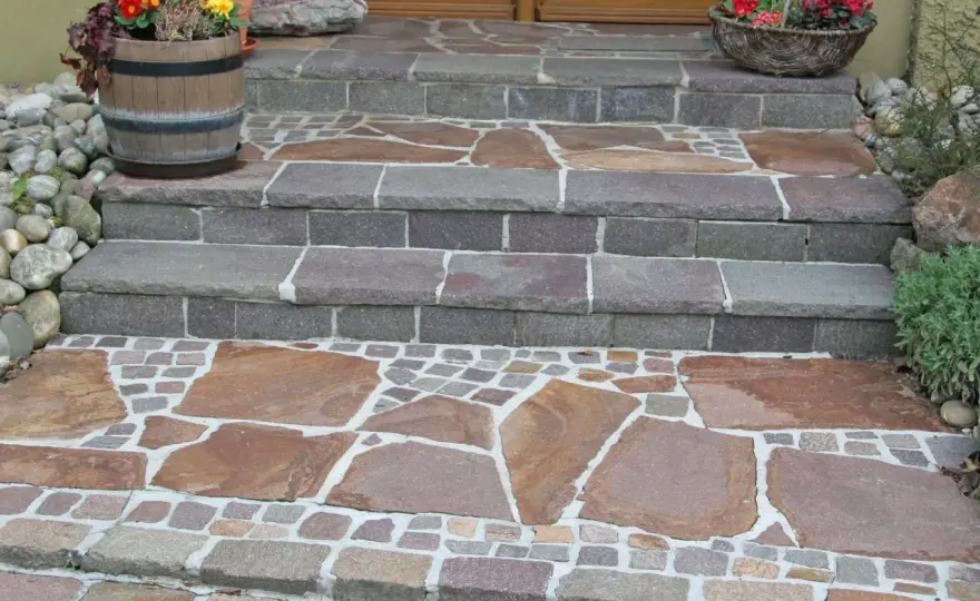Polygonalplatten verlegen - So gelingt die Naturstein-Terrasse