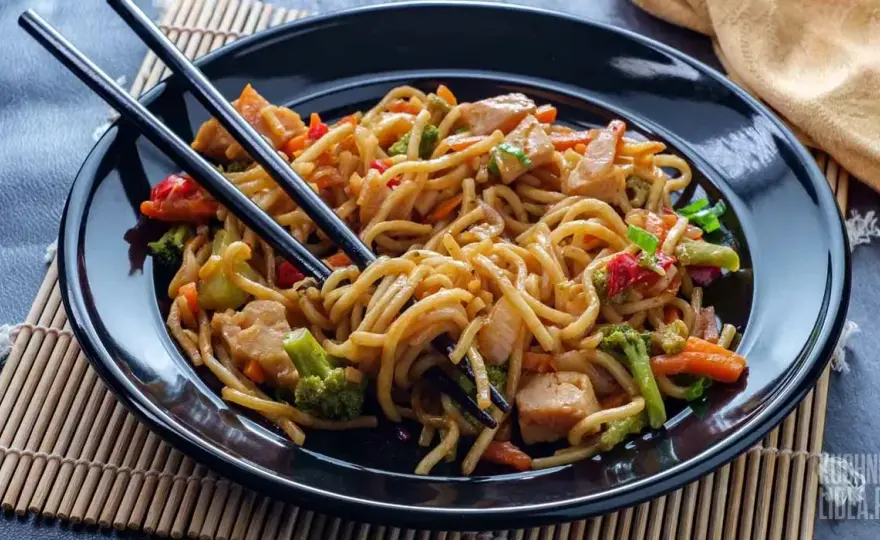 Makaron chow mein: Z czym jeść, by smakował jak z restauracji?