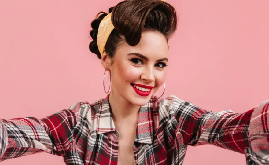 Styl pin-up na co dzień - Jak nosić bez efektu przebrania?