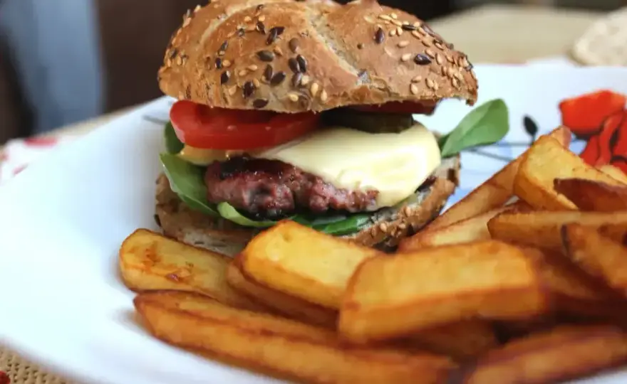 Domowy burger wołowy - przepis na soczysty ideał!
