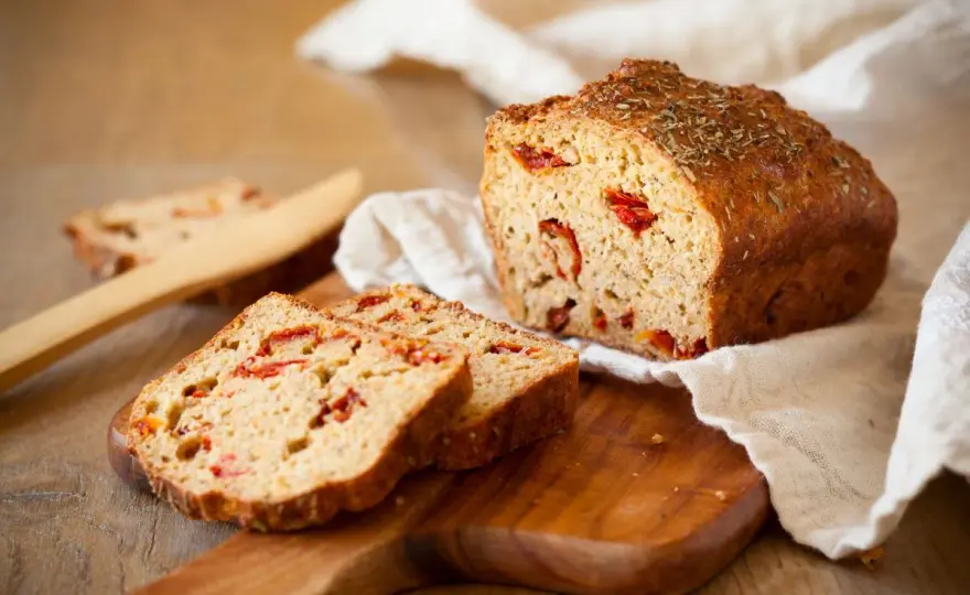 Chleb z suszonymi pomidorami - idealny bochenek krok po kroku