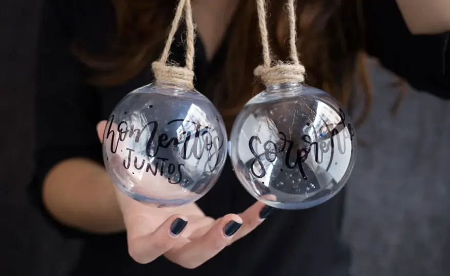 Bolas de Navidad personalizadas con nombre - guía para acertar