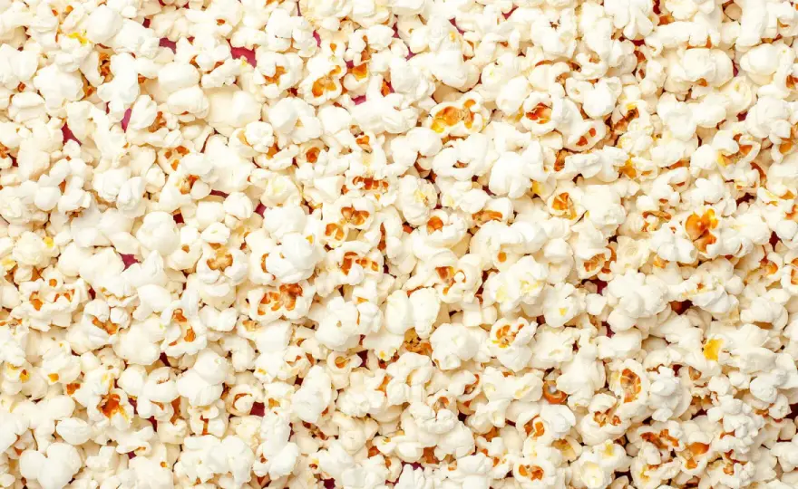 Czy popcorn tuczy? Jak jeść go zdrowo i bez wyrzutów sumienia