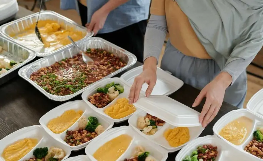 Jak wygląda praca w cateringu dietetycznym? Wyzwania i korzyści