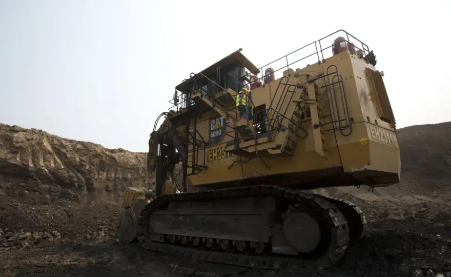 Największa koparka Caterpillar: Poznaj giganta Cat 6090 FS