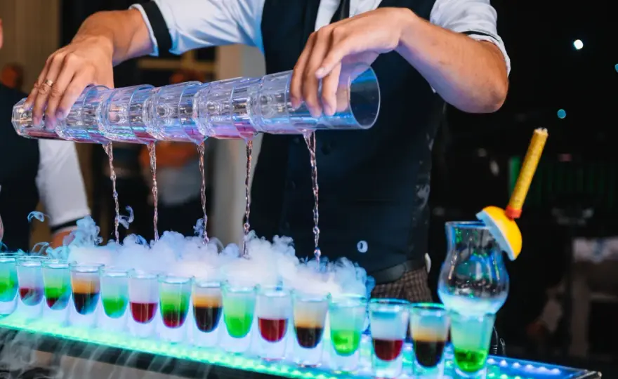 Samoobsługowy drink bar na weselu - przepisy i organizacja