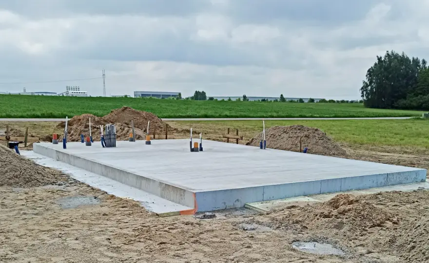 Fundament pod dom szkieletowy - Płyta czy ławy? Uniknij błędów!