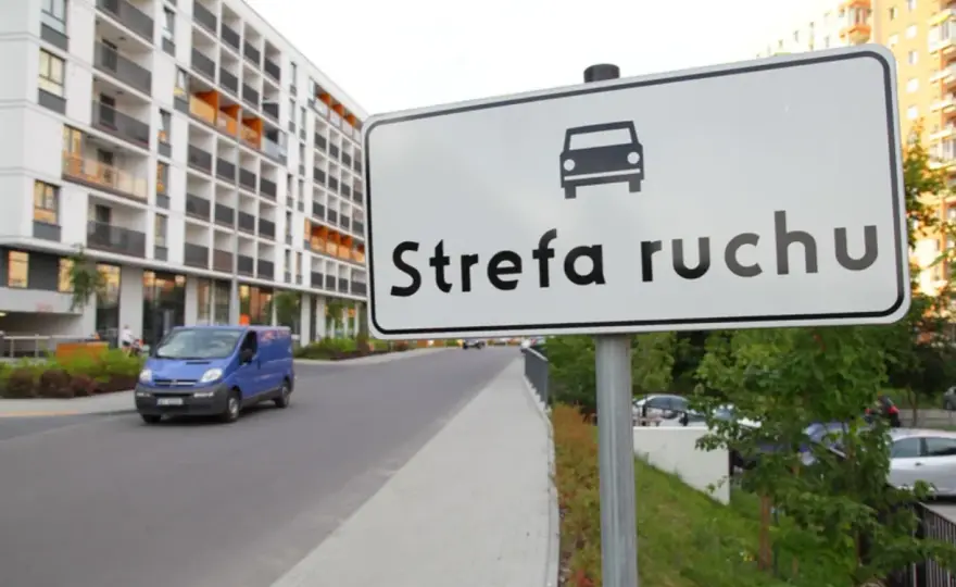Droga wewnętrzna i strefa ruchu - Poznaj przepisy i uniknij mandatu